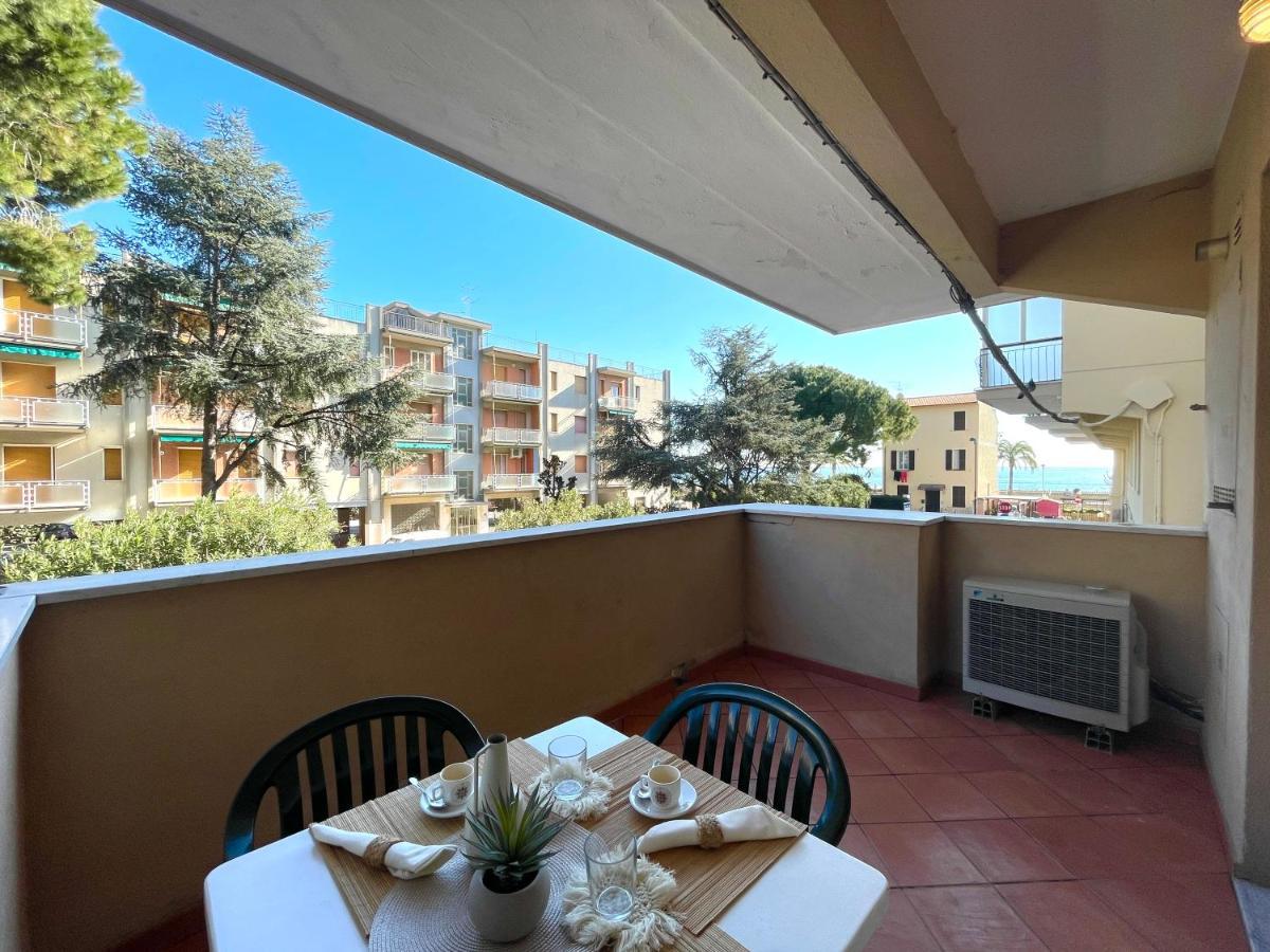 50 Metri Dal Mare - Free Parking E A/C Apartman Pietra Ligure Kültér fotó